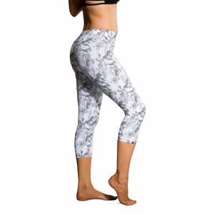 new Onzie Δ Hot Yoga Fitness Waterproof Capris Yoga Pants Δ White Jedi Med Large